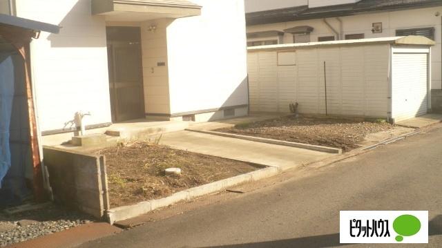 西側の玄関と通路