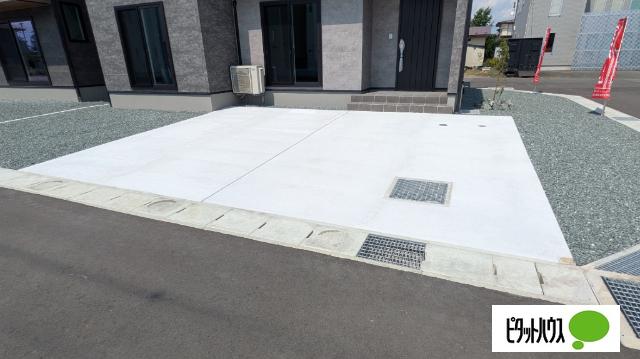 奥州市 水沢佐倉河字川原田　２号棟２階建４ＬＤＫ 駐車場