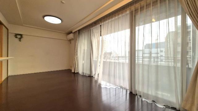 サーパス池田駅前（501） リビング