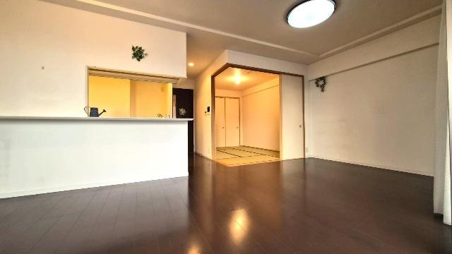 サーパス池田駅前（501） リビング