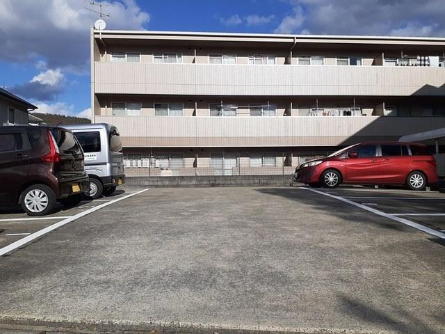 シャトレー多田（102） 駐車場