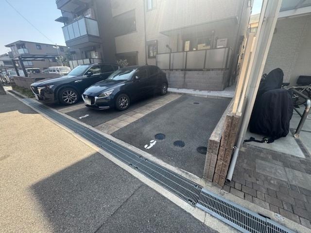 ﾉｰｽ・ｸﾞﾚｰｼｱ（A棟）　ｻｳｽ・ｸﾞﾚｰｼｱ(B棟)　A（101） 駐車場