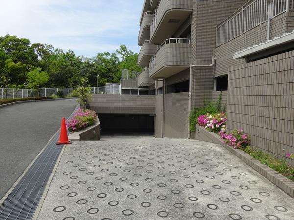メロディハイム池田五月山ヒルズヴュー(戸建て感覚専有面積100㎡ 前面道路含む現地写真