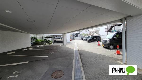ライオンズマンション川西萩原 駐車場
