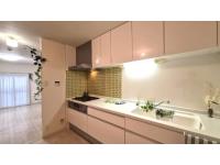 お子様と一緒に料理を楽しめる広さ。収納も豊富で片付けもスムーズ♪