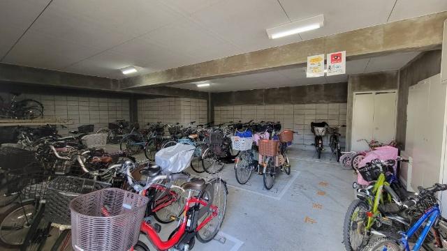 池田五月丘A棟　新規内装リフォーム済・陽当り良好の広々3LDK 駐車場