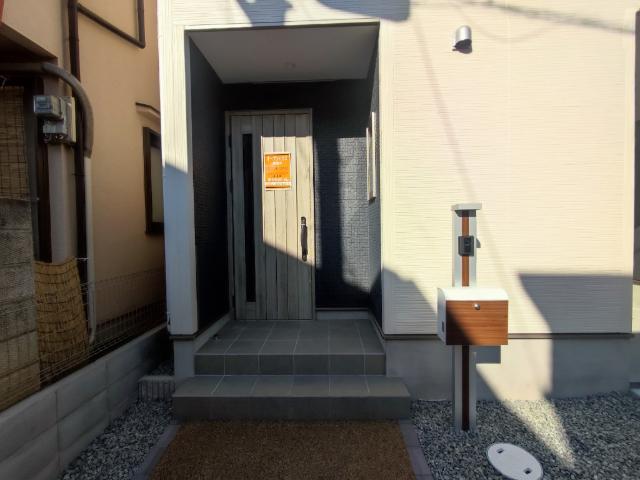 池田市豊島北２丁目　南東角地　新築戸建☆ 玄関