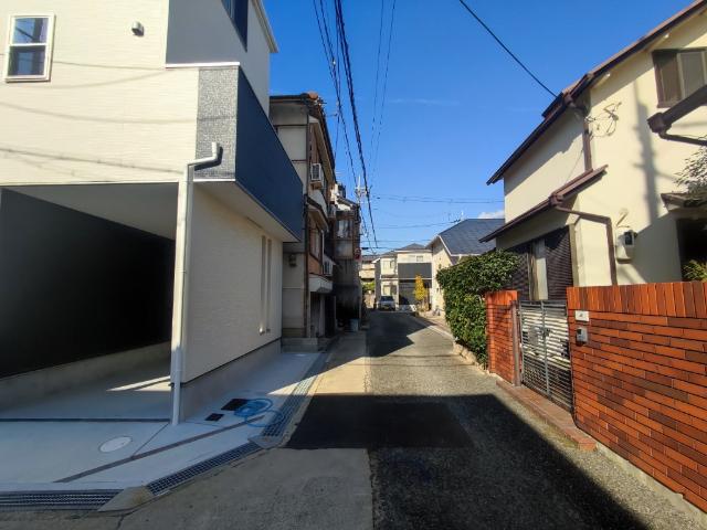 池田市豊島北２丁目　南東角地　新築戸建☆ 前面道路含む現地写真