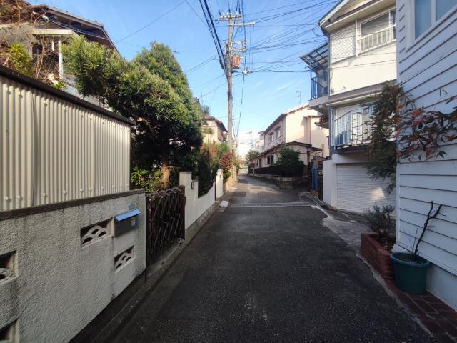 池田市井口堂2丁目　中古戸建 前面道路含む現地写真