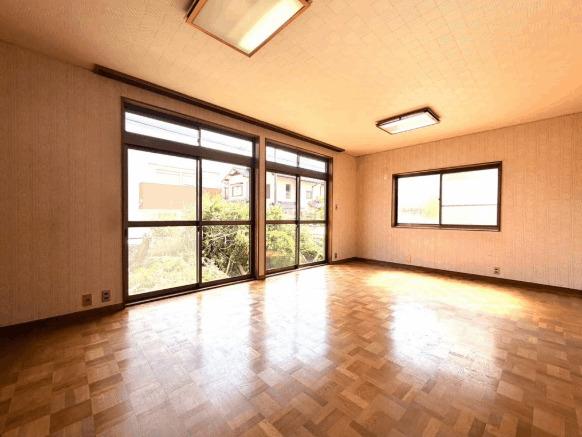 伏見台4丁目　中古戸建　南向きで陽当り良好！前道幅員6.2ｍの開 リビング