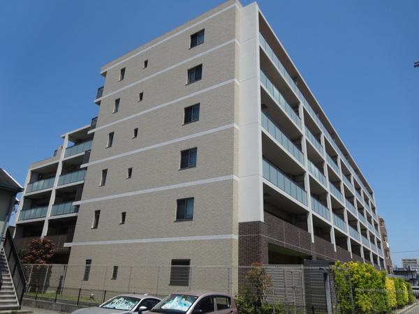 青空の生える外観です