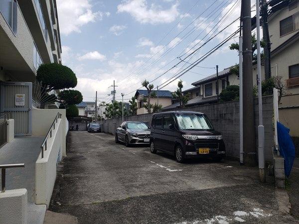 日商岩井池田マンション 駐車場
