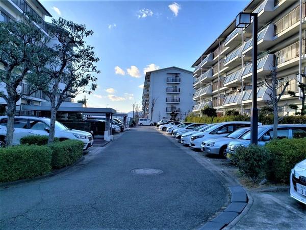 伏尾台A団地弐号棟 駐車場