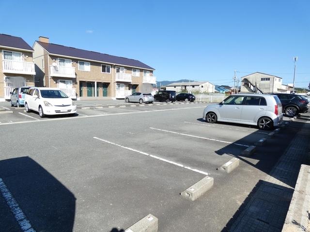 ファミリエ　C棟（C201） 駐車場