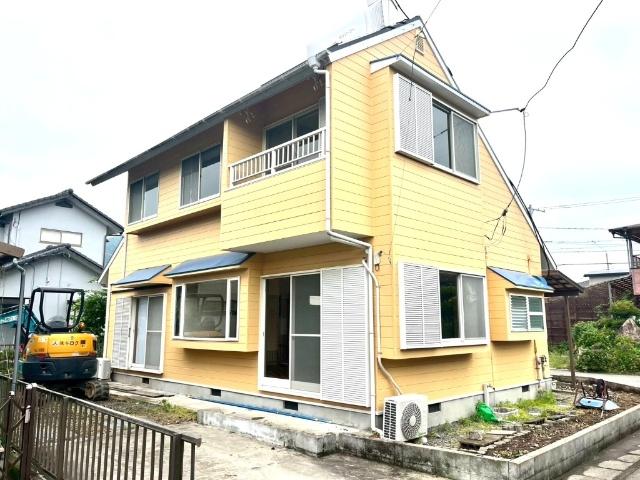 リフォーム中。前面道路も広々