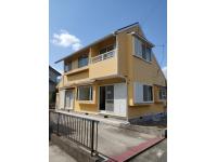 青空に映えるイエローの家！南向きでポカポカ、新生活を彩る住まい。