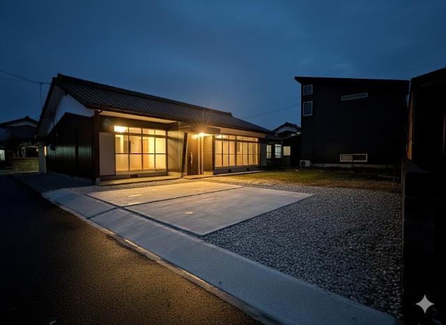 あたたかな光が漏れる、趣ある平屋の夜景。