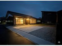 あたたかな光が漏れる、趣ある平屋の夜景。