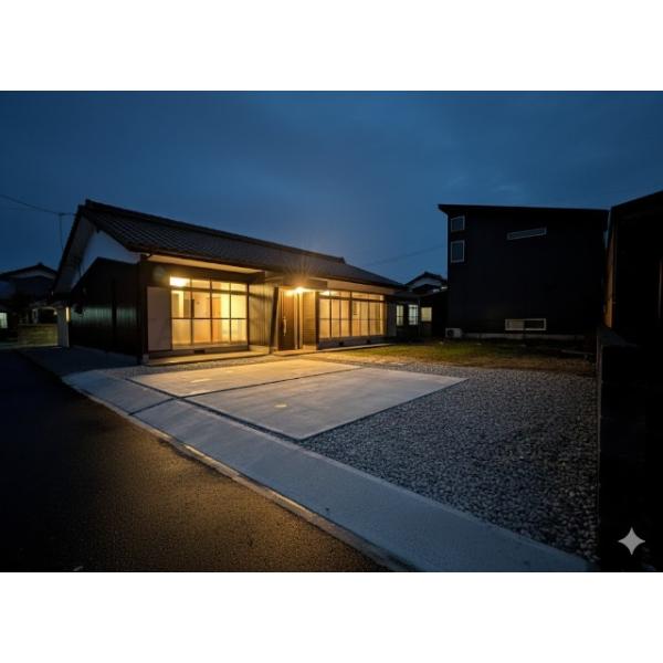 あたたかな光が漏れる、趣ある平屋の夜景。