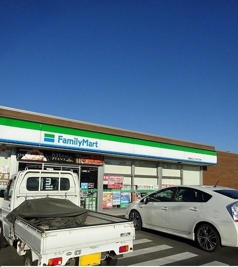 ファミリーマート：700m
