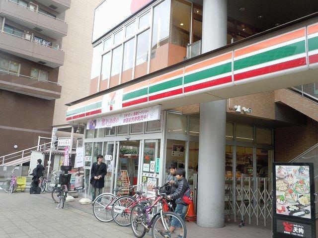 セブンイレブン：300m