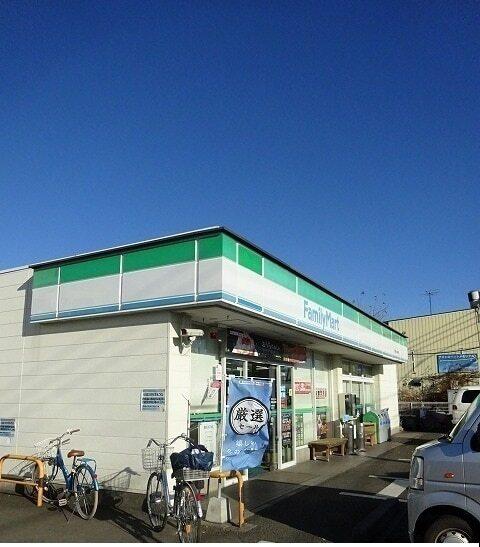 ファミリーマート：140m