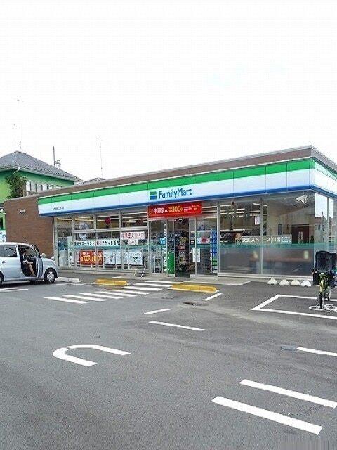ファミリーマートあきる野インタ：200m