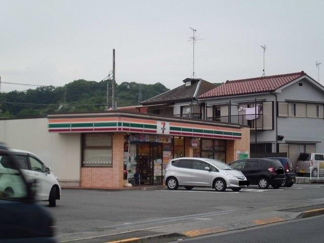 セブンイレブン：900m