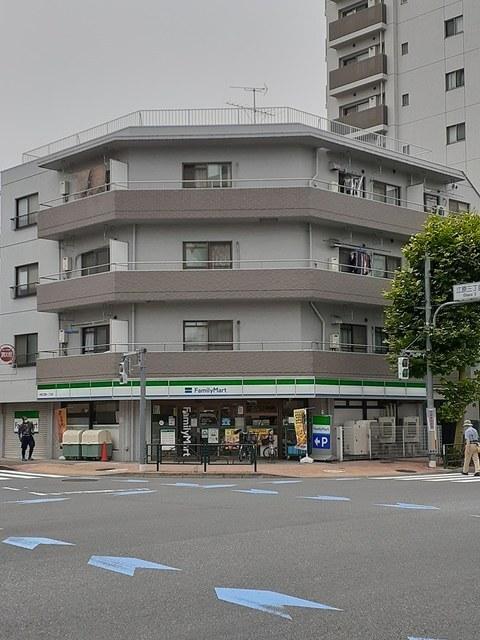 ファミリーマート：96m