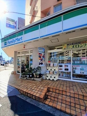 ファミリーマート新宿弁天町店：92m