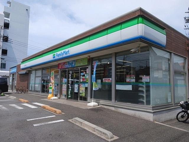 ファミリーマート：160m