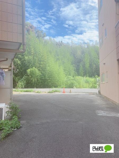 グリーンプラザ八木（303） 駐車場