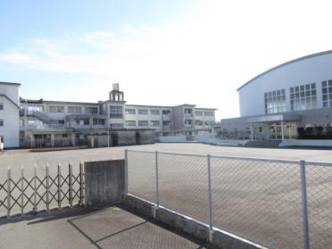 菊川市立小笠北小学校：569m