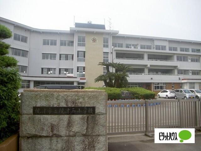 焼津市立焼津西小学校：729m