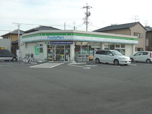 ファミリーマート（コンビニエンスストアー）：550m