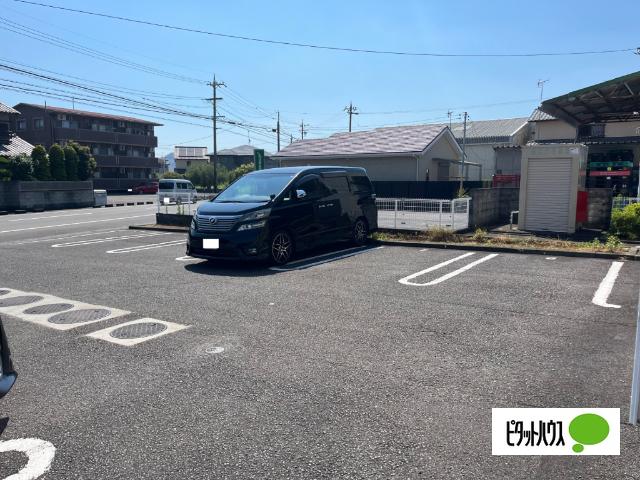 アザレア・ＨＯＲＩＫＡＷＡ（102） 駐車場