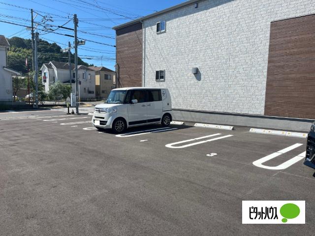 ウィステリア　リズム（205） 駐車場