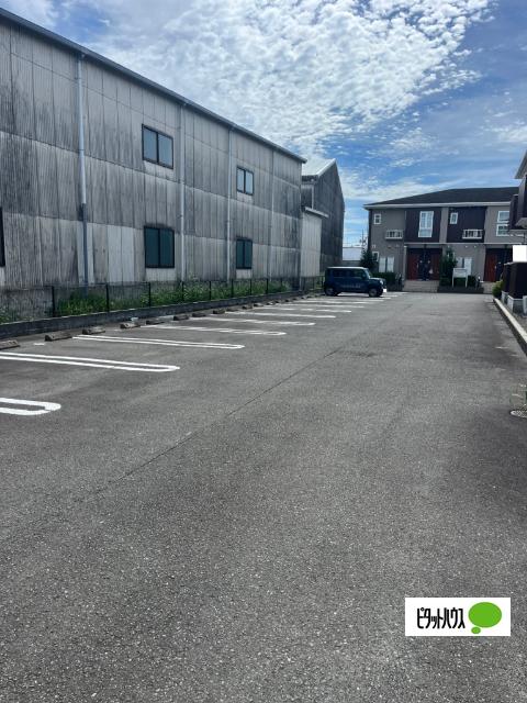 ヴァーサＢ（103） 駐車場