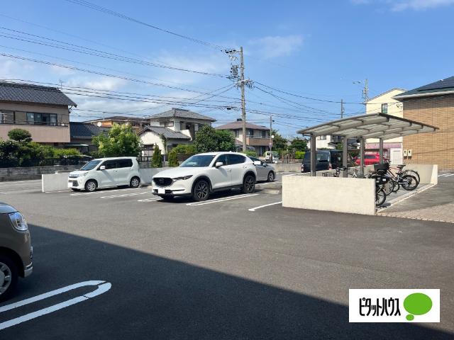 リヴェール（202） 駐車場