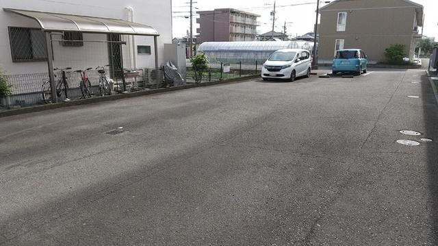 ビバリーヒルズ（203） 駐車場