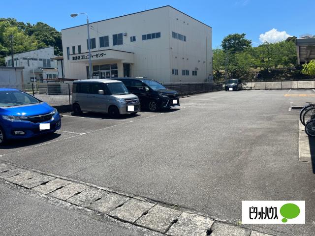 エヴァーグリーン（203） 駐車場