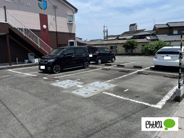 Surplus楓（103） 駐車場