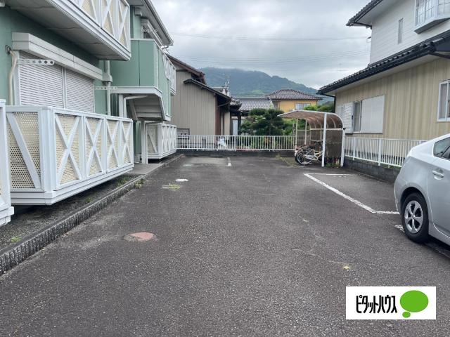 サンS八楠（202） 駐車場