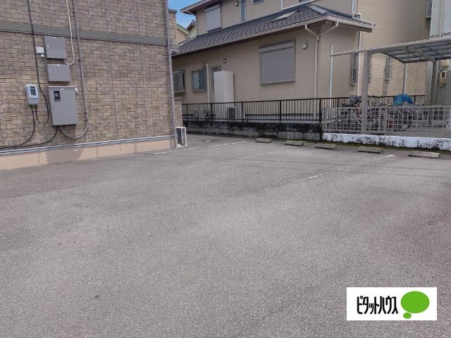 グランシャリオⅢ（105） 駐車場