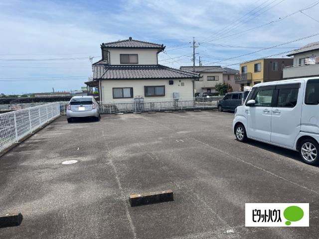 Surplus睦（205） 駐車場