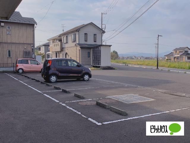グランディールC（202） 駐車場