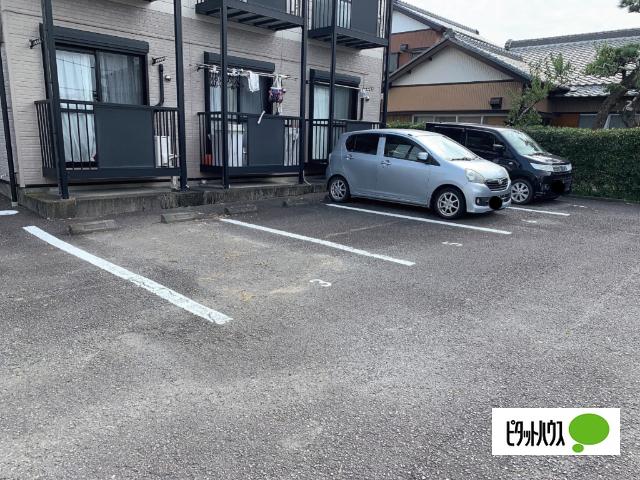 カレ（202） 駐車場