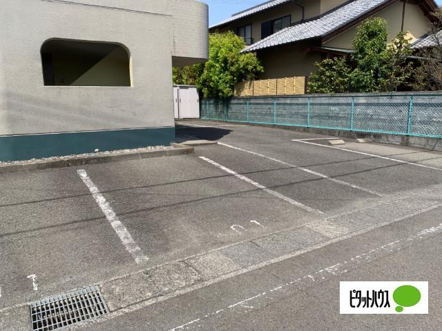 リブ（201） 駐車場