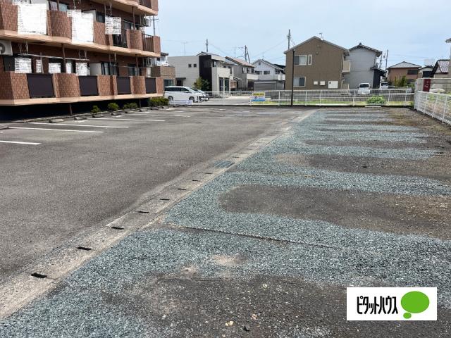 エバーグリーン（A302） 駐車場