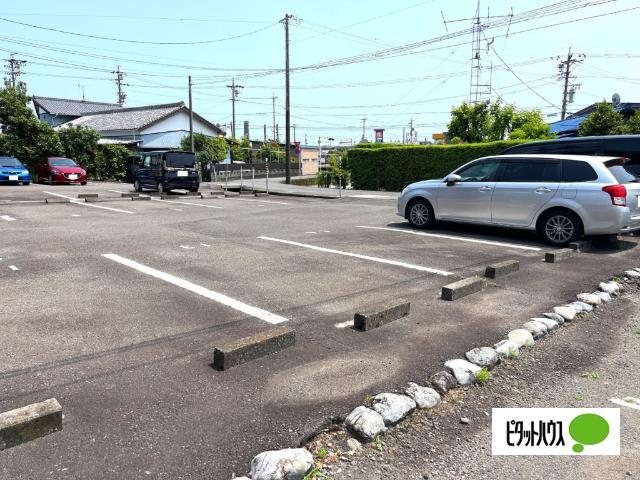 ドミールC（202） 駐車場